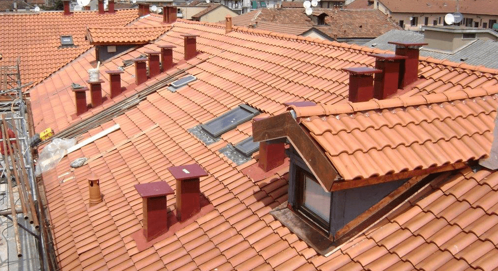 copertura in tegole con cappuccina e lattoneria